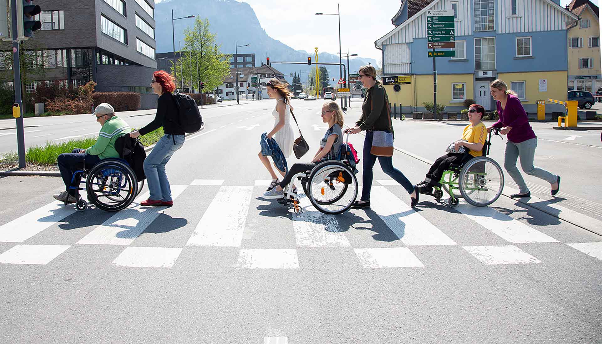 AssistenznehmerInnen auf einem Spaziergang mit AssistentInnen