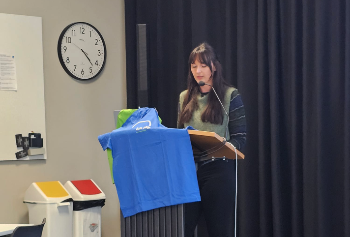 Tochter Julia liest aus den Texten von Klaus Oberluggauer